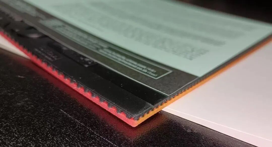 Boosted / lively sponge edge on an assembled racket